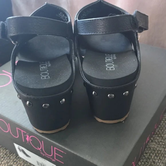 Corkys Black Wedge Sandals with Tan Sole - Picture 4 of 8